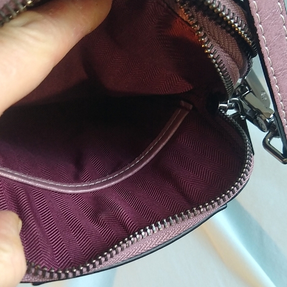 Elegant Pink Leather Crossbody Bag - Picture 3 of 16